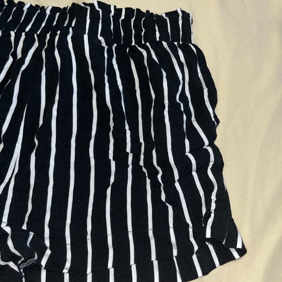 Women’s striped shorts - Picture 10 of 11